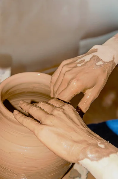 Olaria fazendo, close-up de mãos de oleiro moldando uma tigela no — Fotografia de Stock