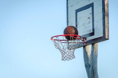 Arka plan mavi gökyüzü ile açık basketbol ayrıntılarını