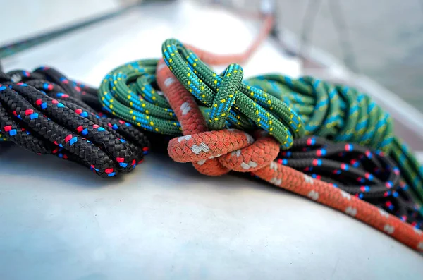 Морские узлы и веревки на вышке — стоковое фото