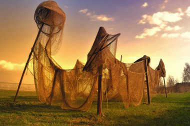 Balık ağlarına üzerinde güneşte kurutma için takıntılıyız