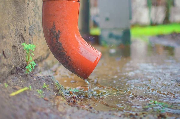 ドレイン パイプのクローズ アップから流れる雨水 — ストック写真