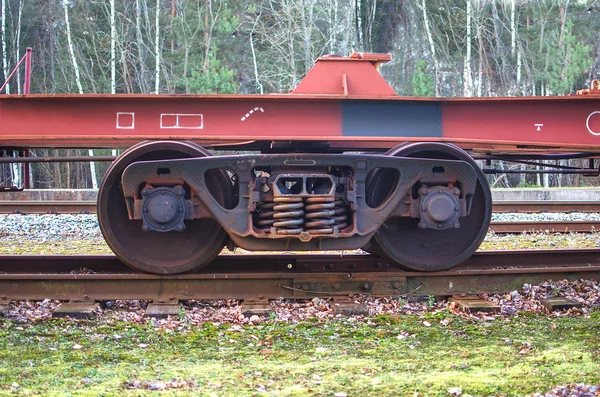 Железнодорожная сцена с грузовым поездом — стоковое фото