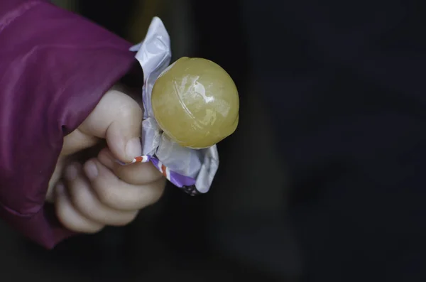 Mano Del Niño Sosteniendo Caramelos Piruleta Palo —  Fotos de Stock