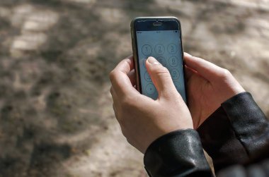 Cep telefonu tutan bir el.