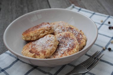 Rus peynirli gözleme ve kakao ile hatmi ahşap arka plan üzerinde. tatlı lezzetli Rus gıda.