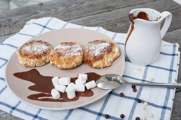 Русские блинчики с сыром и какао с зефиром на деревянном фоне. вкусная русская еда . — стоковое фото