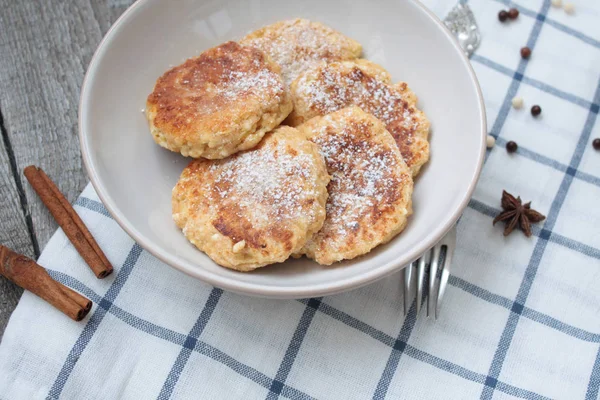 Russian cheese pancakes and cocoa with marshmallow on a wooden background. sweet delicious Russian food. — Stock Photo, Image