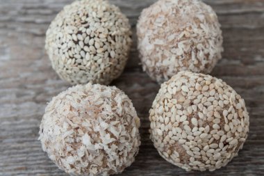 çiğ vegan enerji topları ile deniz cehri çay şeffaf bir fincan bal ile. 