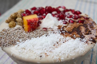 vegan muz smoothie nar, dut, Hindistan cevizi, Chia, keçiboynuzu. Ham meyve enerji gıda. 