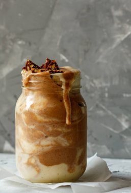 Cam bir muz, tarihleri ve tatlılar çikolata güler yüzlü. 