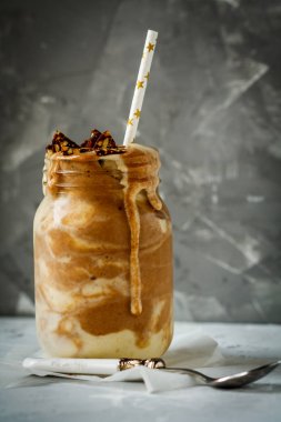 Cam bir muz, tarihleri ve tatlılar çikolata güler yüzlü. 