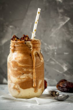 Cam bir muz, tarihleri ve tatlılar çikolata güler yüzlü. 