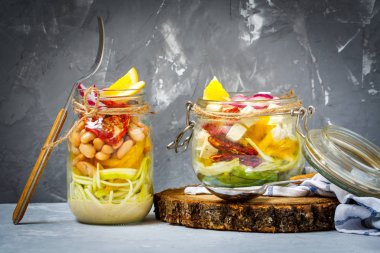 Ev yapımı kavanoz kabak pasta tofu, fasulye ve sebze ile