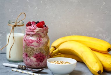 Berry güler yüzlü bir kavanoz içinde