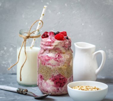 Berry güler yüzlü bir kavanoz içinde