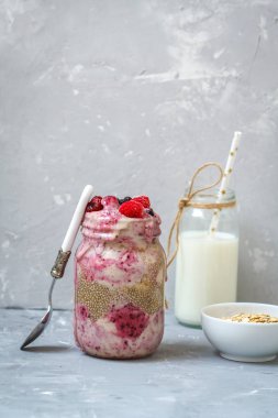 Berry güler yüzlü bir kavanoz içinde