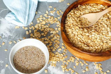 Bir kase çiğ yulaf ezmesi.