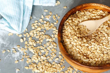 Bir kase çiğ yulaf ezmesi.