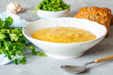 Mercimek çorbası maydanoz ile