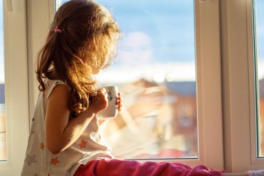 Kız içecekler çay