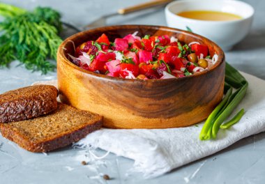 Rusya Ukrayna geleneksel kırmızı pancar salatası salata sosu