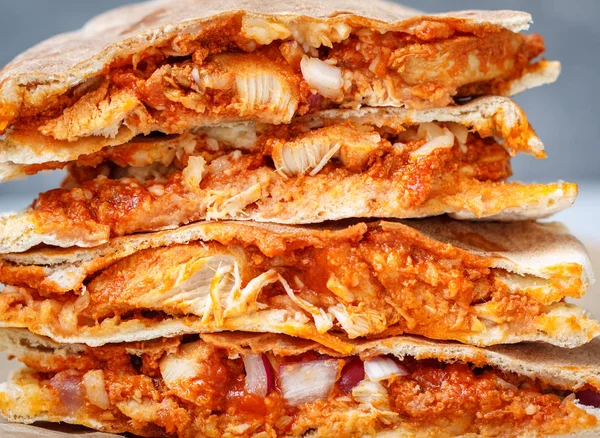 Quesadilla tavuk ve peynir ile. — Stok fotoğraf