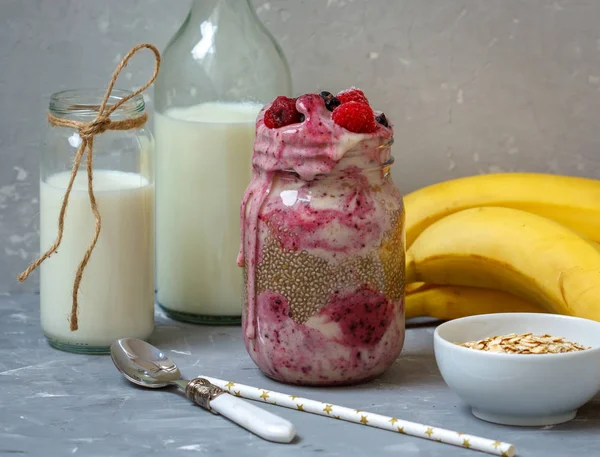 Smoothie aux baies dans un bocal — Photo