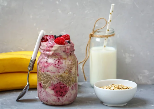 Smoothie aux baies dans un bocal — Photo