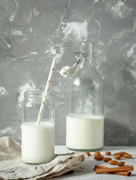 Latte di mandorla in bottiglia — Foto Stock