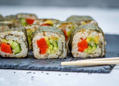 kahverengi pirinç ve balık ile suşi rulo.