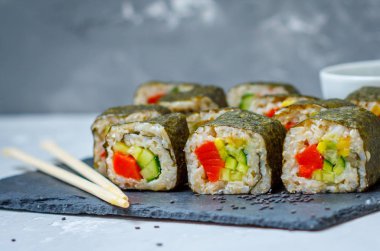 kahverengi pirinç ve balık ile suşi rulo.