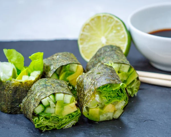 Yeşil ev yapımı vegan suşi 