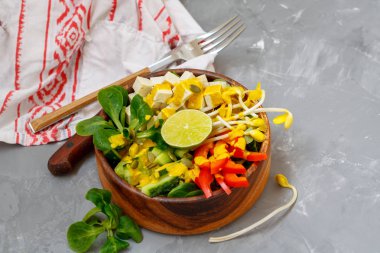 Vegan Buda kase yeşil salata, tofu ve Brüksel lahanası mung fasulye ile