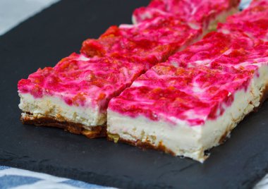 Vegan ham ahududu cheesecake karanlık bir arka plan üzerinde.