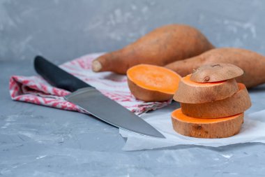 Ham dilimlenmiş ve bütün tatlı patates