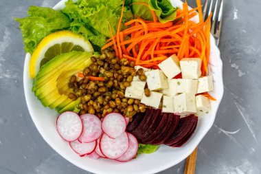 Vegan Buda kase - pancar, tofu, mung fasulye, havuç ve avokado