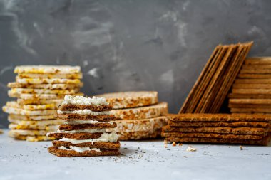 Çeşitli sağlıklı gevrek ekmek yığını