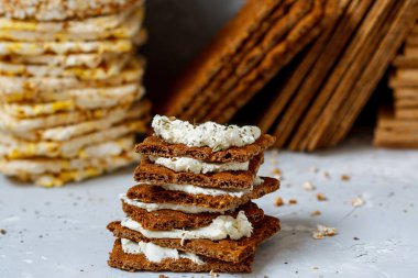 Sandviç lor peynir ve ekmek rulo ile 