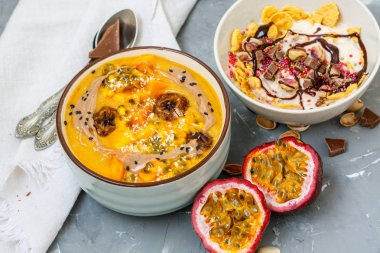 Vejetaryen Kahvaltı: güler yüzlü kase çikolata ve tropikal meyve ile