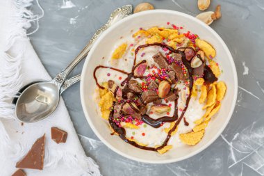 Vejetaryen Kahvaltı: pul, çikolata ve fıstık ile güler yüzlü kase.