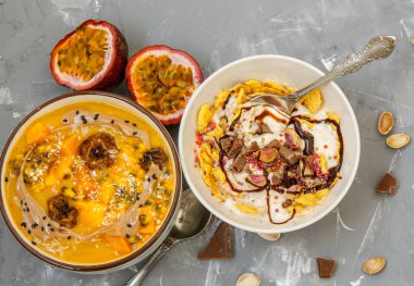 Vejetaryen Kahvaltı: güler yüzlü kase çikolata ve tropikal meyve ile.