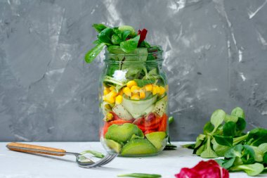 Somon, salatalık ve avokado ile sağlıklı take-away öğle kavanoz.