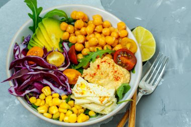 Vegan Humus, tofu, nohut ve sebze salatası. 