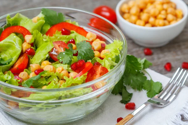 Gezonde zelfgemaakte vegan kikkererwten salade met groenten. — Stockfoto