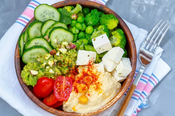 Kom van heldere gezond vegan lunch: groente salade met tofu, hummus en guacamole. — Stockfoto