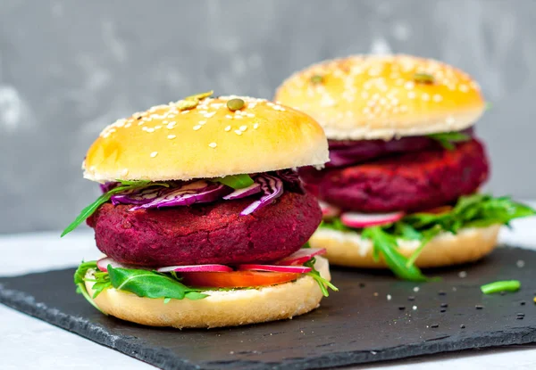 Hambúrgueres de beterraba e lentilha vegetariana com legumes . — Fotografia de Stock