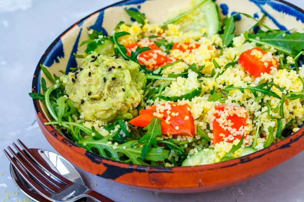 Grüner Salat mit Couscous — Stockfoto