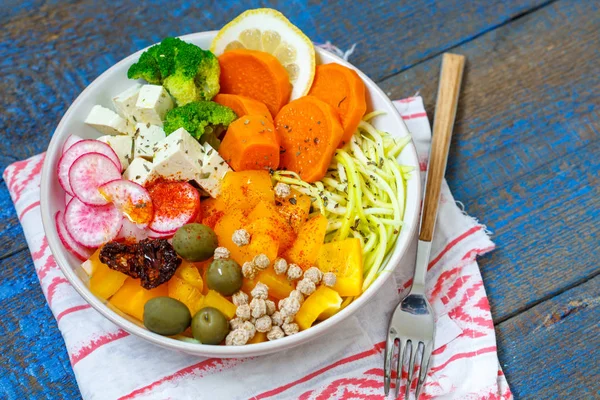 Vegan Buddha bowl - courgette pasta, zoete aardappelen, tofu met groenten. — Stockfoto