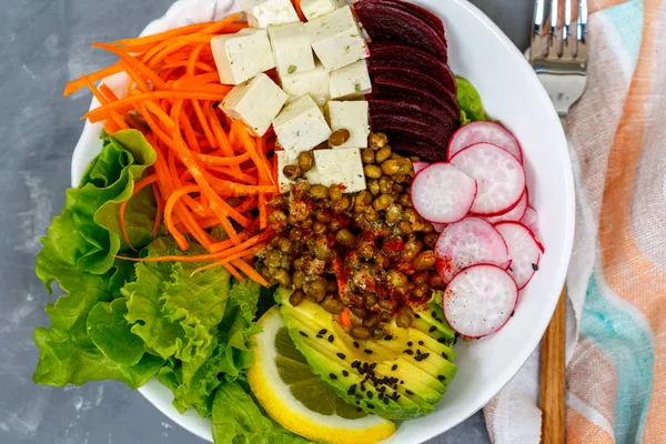 素食主义者佛碗-甜菜、 豆腐、 绿豆、 胡萝卜和鳄梨 — 图库照片