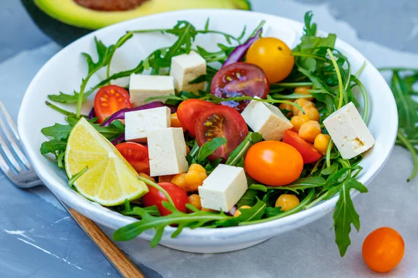 Gezonde zelfgemaakte kikkererwten en groenten Salade — Stockfoto
